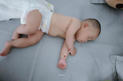 舞钢宝宝多久会坐